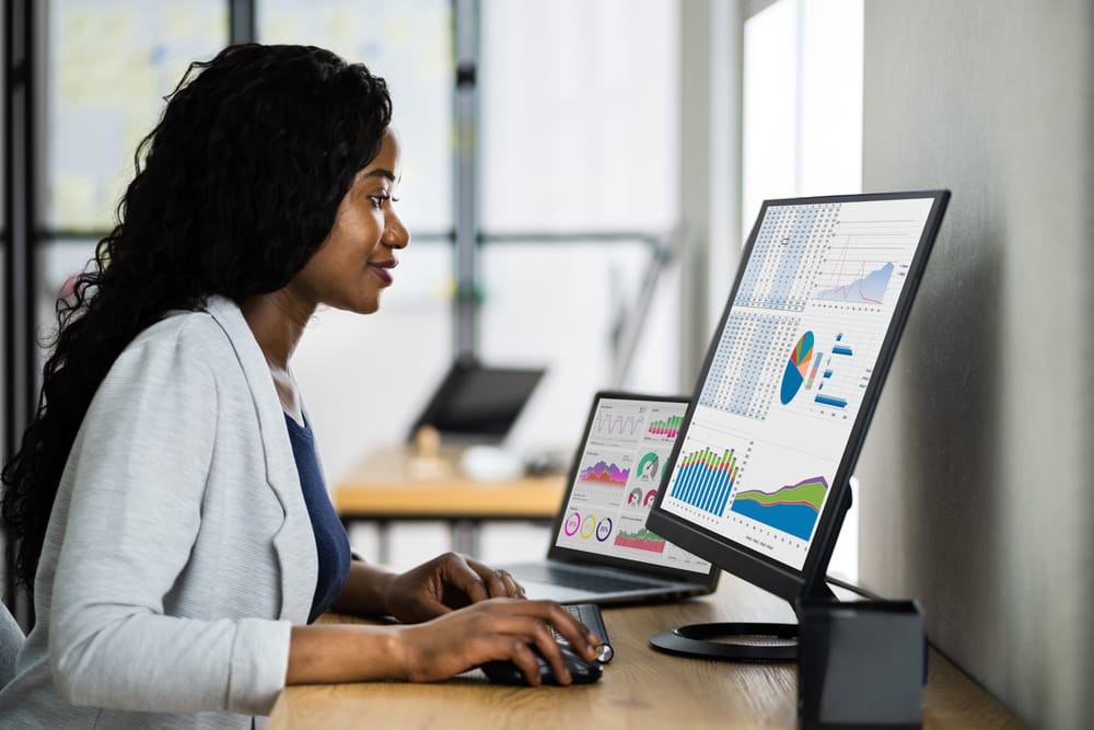 Business,Analyst,Woman,Using,Computer,Data,Tech