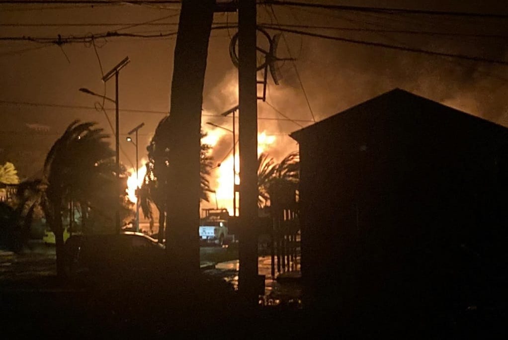 english_harbour_fire_9a7878bb420292d1a7a66156012298ad