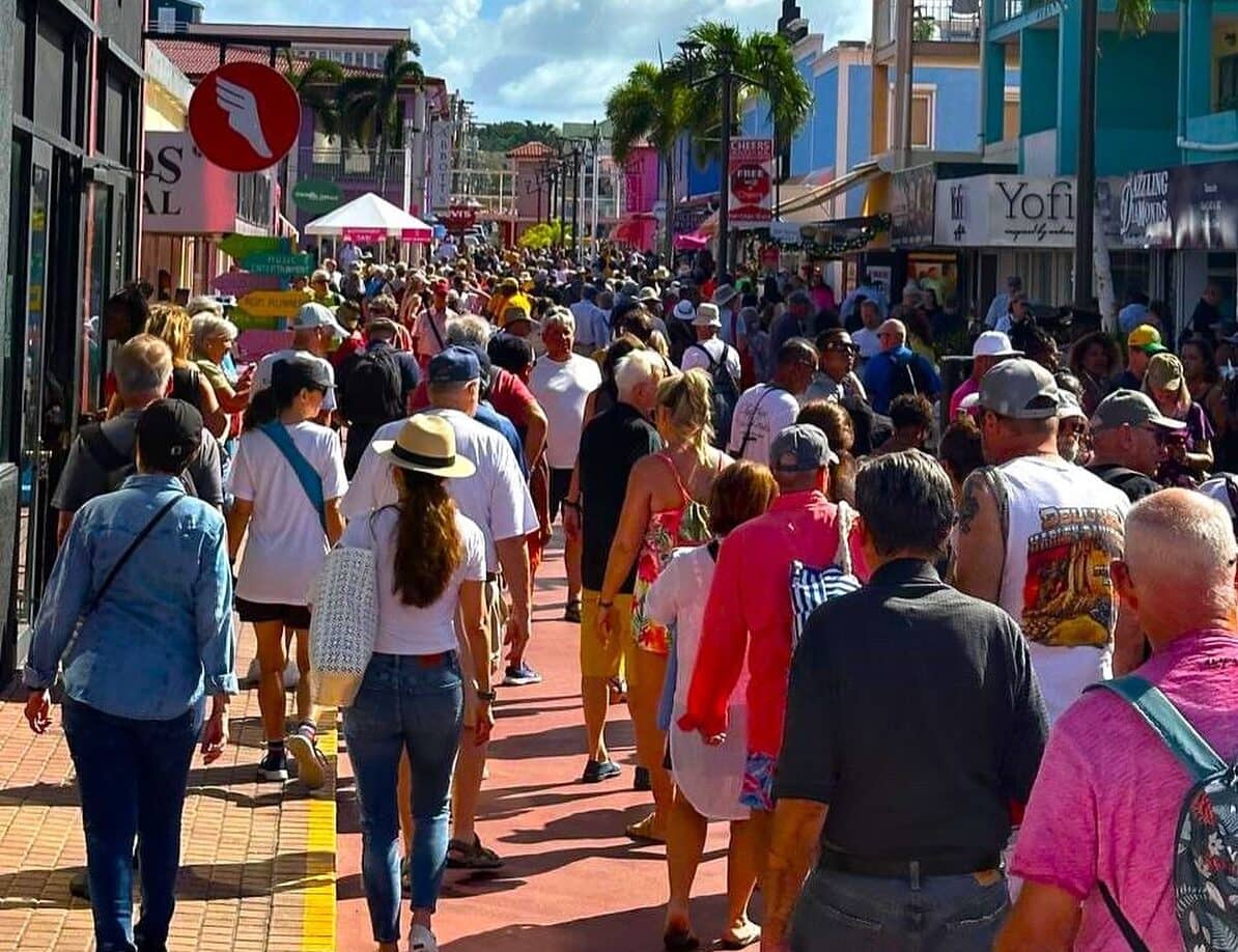 cruise passengers, photo by Antigua Cruise Port