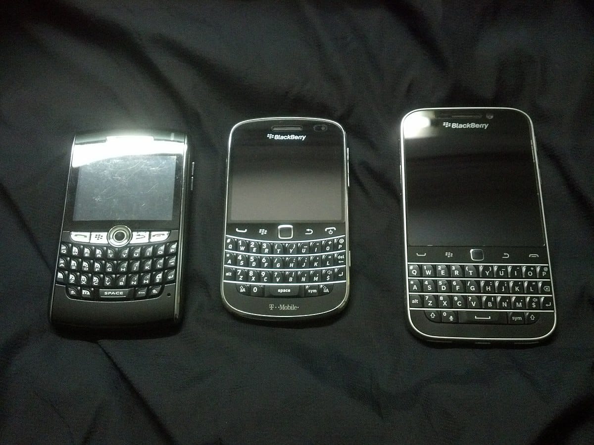 1200px-BlackBerry_8820_BlackBerry_Bold_9900_and_BlackBerry_Classic