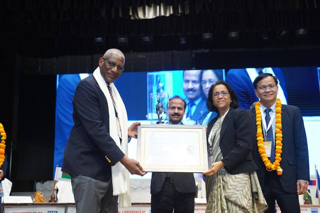 HE receiving the Mahatma Ghandi Award November 2024 4