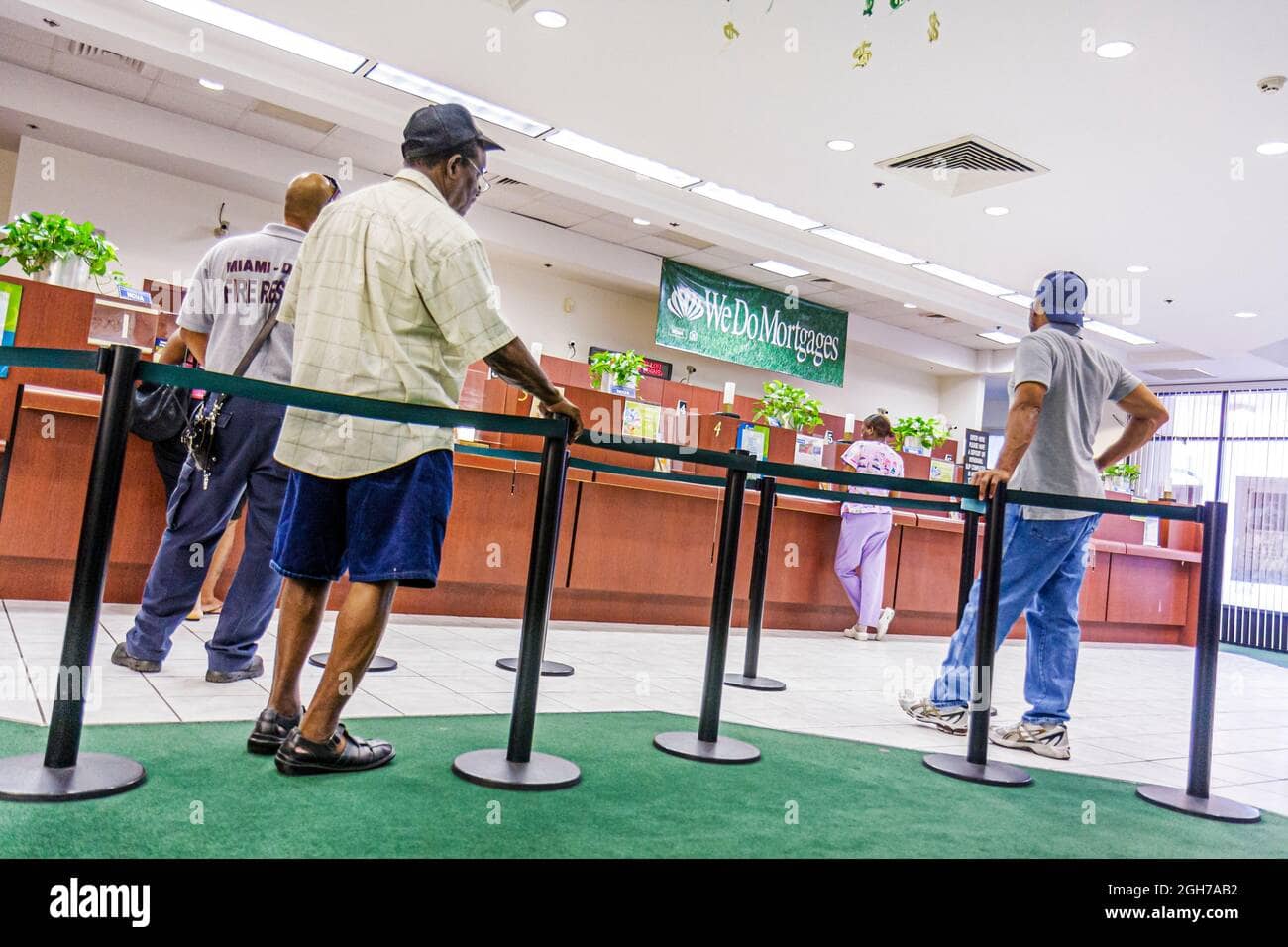 miami-floridadade-federal-credit-unionbank-banking-black-man-male-customers-waiting-roped-line-queueinside-interior-2GH7AB2
