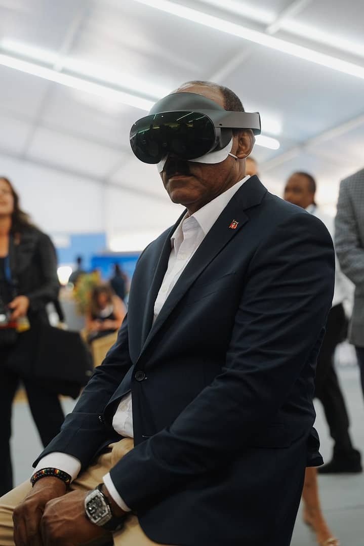 Prime Minister Gaston Browne experiences VR 360° Paradise” project