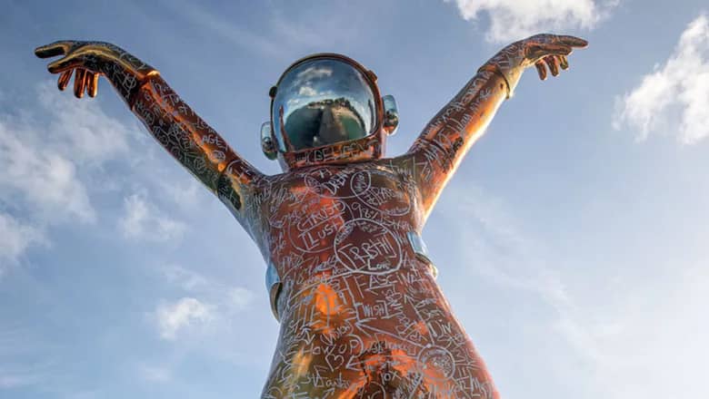 A-Hodges-Bay-sculpture-inspires-guests-to-reach-fo